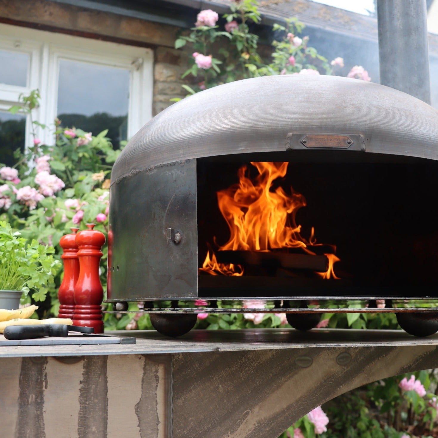 Complete outdoor kitchen with dome oven (10150373687489)