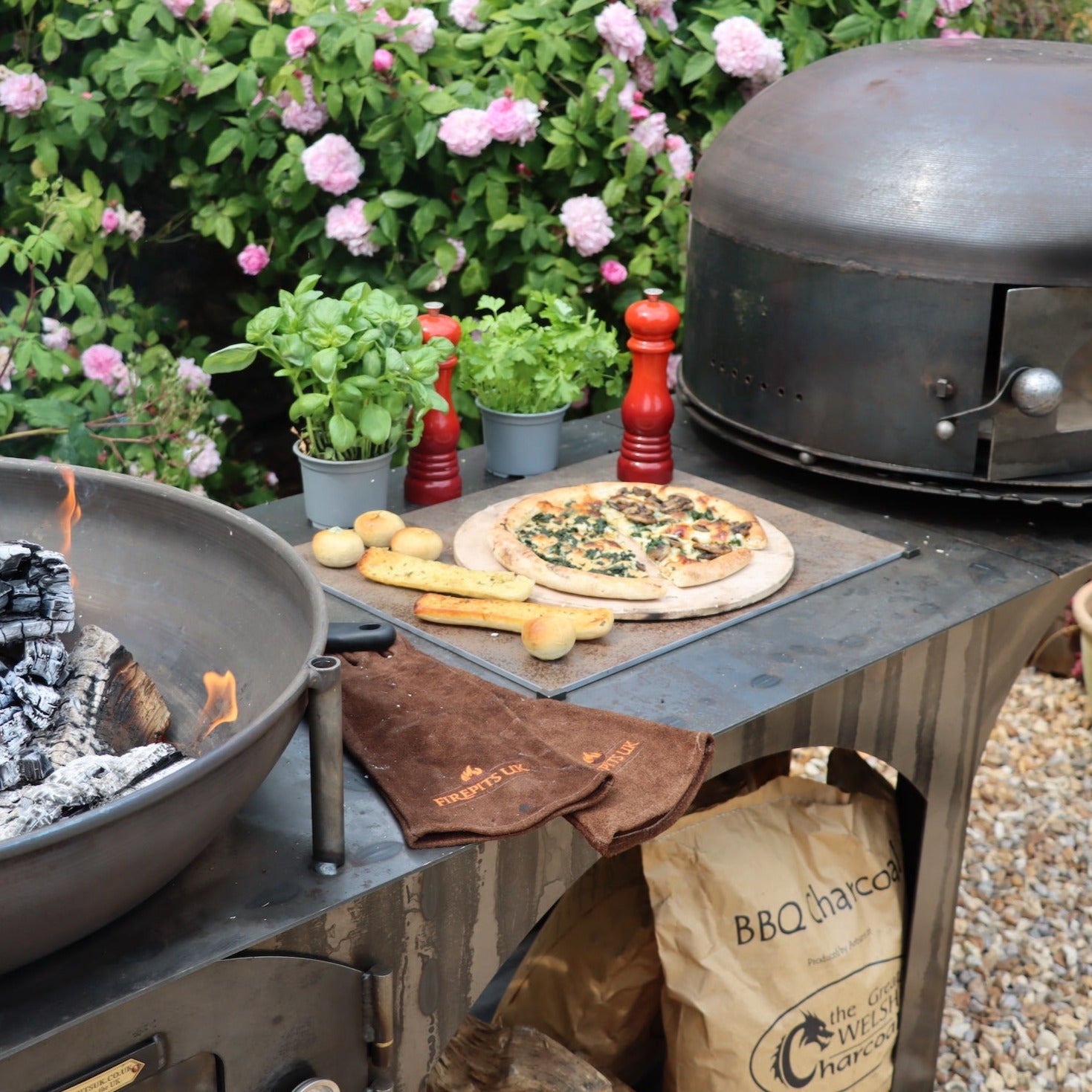 Complete outdoor kitchen with dome oven (10150373687489)