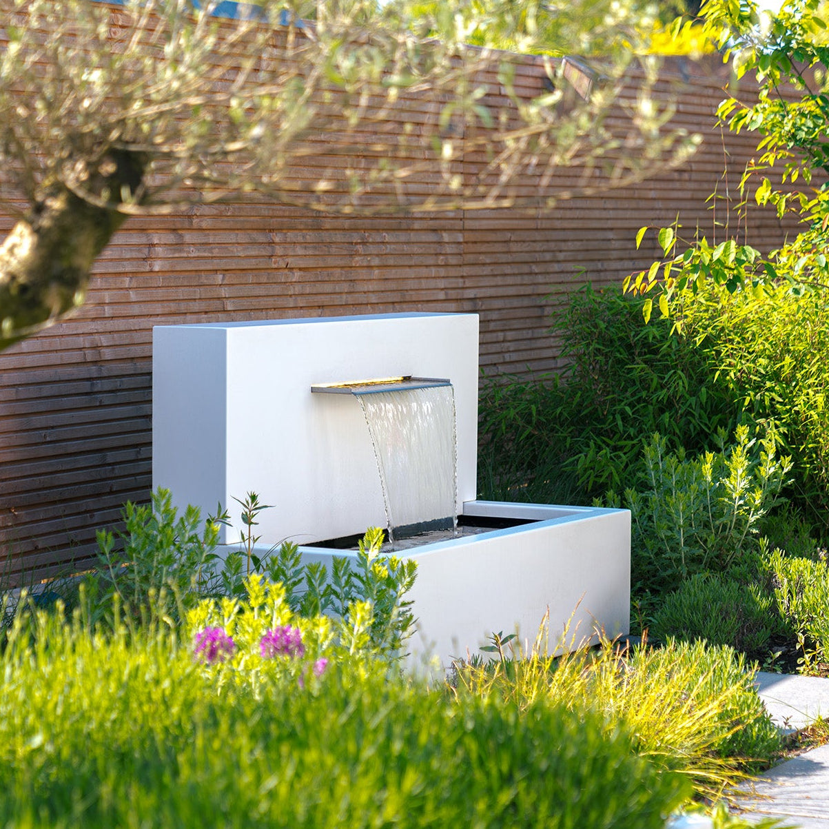 Fixed alluminum pond wall with blade waterfall