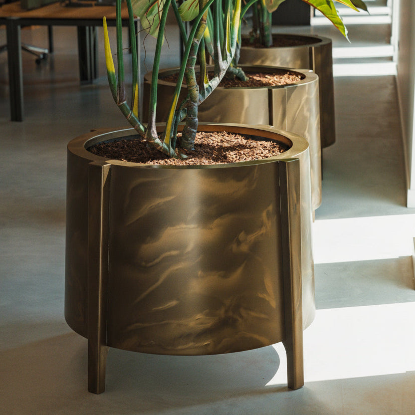 Alluminum 𝗕𝗢𝗧𝗔𝗡 planter with 𝗩𝗶𝗻𝘁𝗮𝗴𝗲 𝗠𝗲𝘁𝗮𝗹𝗹𝗶𝗰 coating