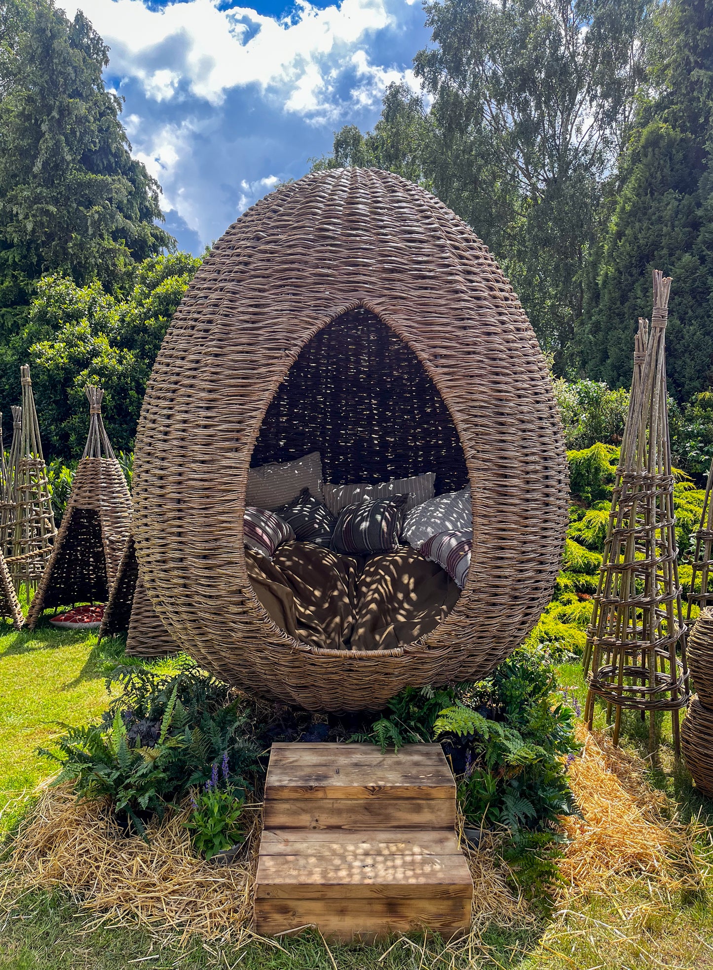 Woven Willow Freestanding Nest Pod (15065105236353)