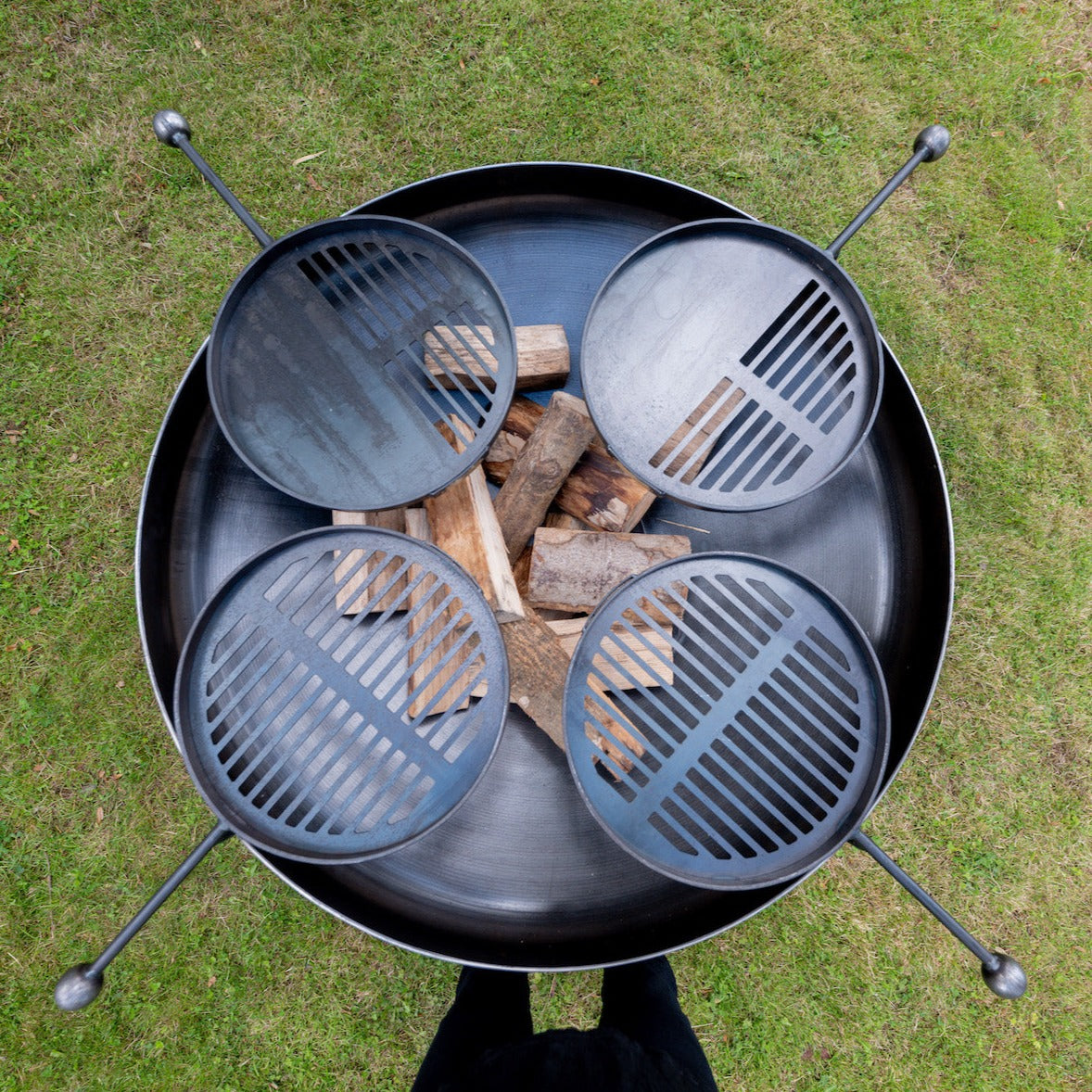 Ring of logs 120 with four swing arm BBQ racks